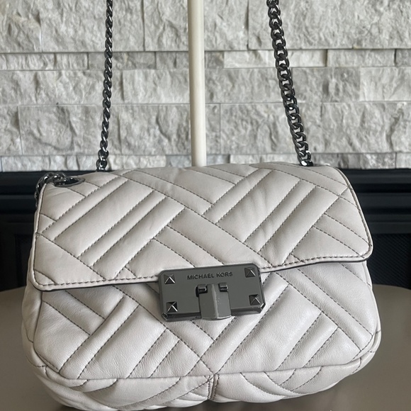 Michael Kors Model: Peyton Quilted Cement Color Crossbody with Gunmetal Chain - Picture 15 of 15